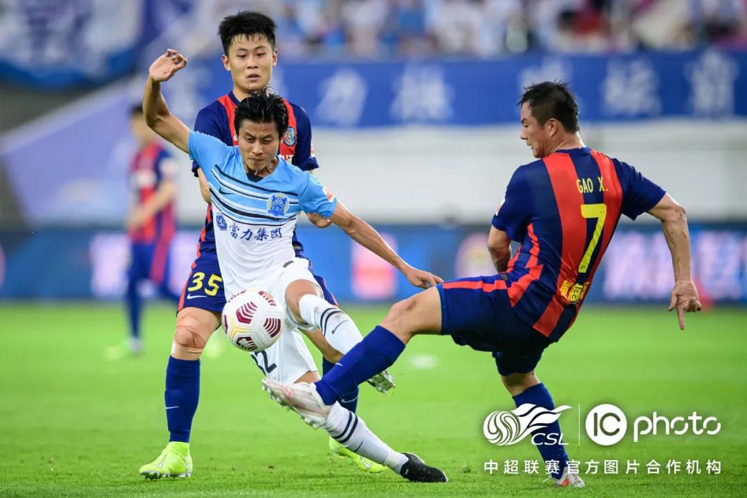 برشلونة يفرط في لقب الدوري الإسباني وسط فوضى داخلية وغضب جماهيري